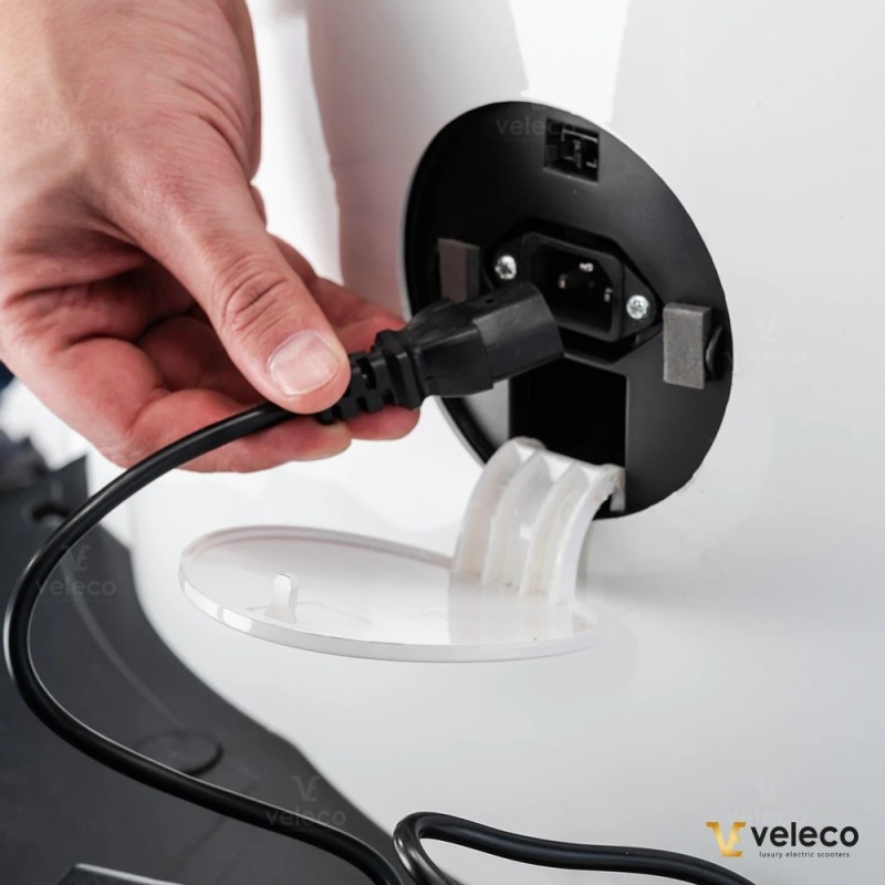 Veleco CRISTAL: 3-Rad-Elektromobil mit vollständiger LED-Beleuchtung