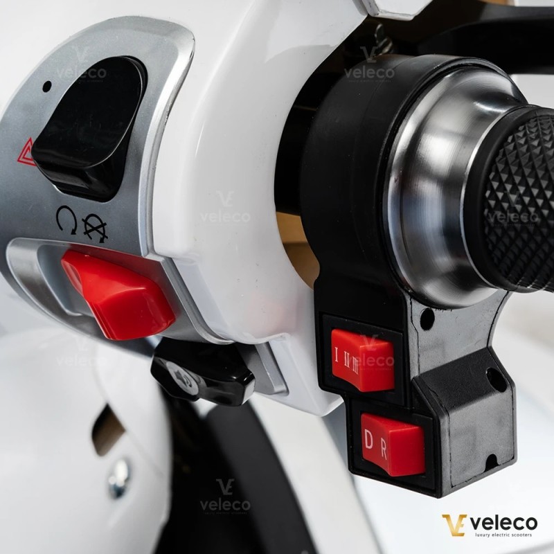 Veleco CRISTAL: 3-Rad-Elektromobil mit vollständiger LED-Beleuchtung