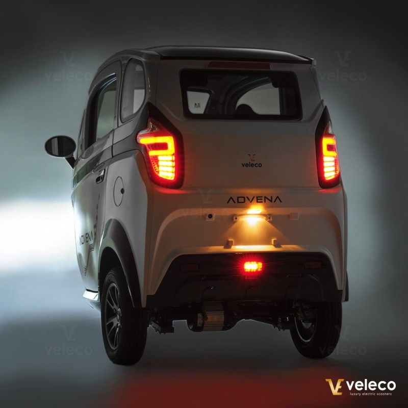 Veleco ADVENA: 2-Sitzer-Elektromoped im geschlossenen Karosserie-Design