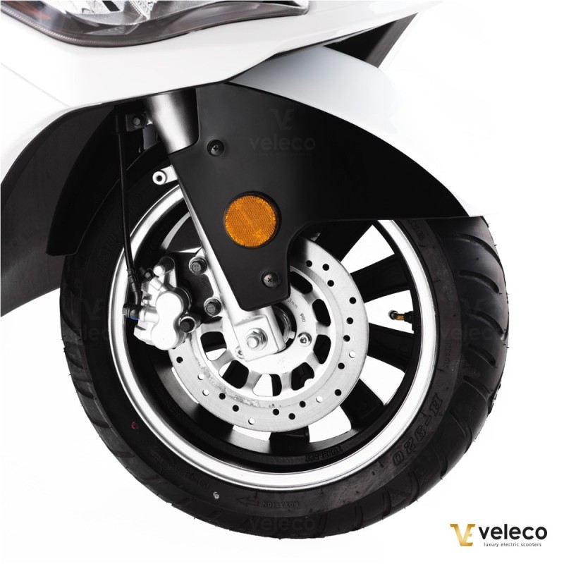 Veleco ADVENA: 2-Sitzer-Elektromoped im geschlossenen Karosserie-Design